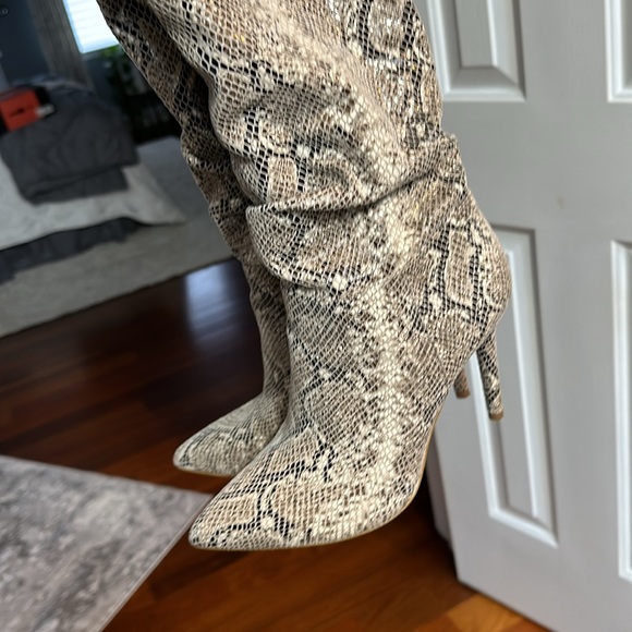 Snakeskin high boots by Jessica Simpson size 8, 4” heels, great condition - Picture 4 of 9
